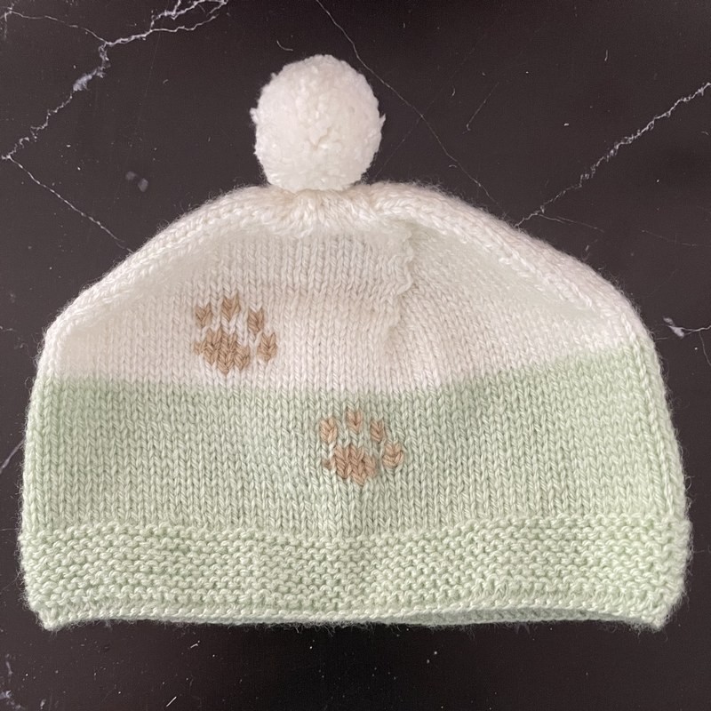 Bonnet Bébé 3 mois – Vert Blanc – Pattes de Chat Brun